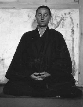 Le moine Reikai Vendetti en méditation zazen